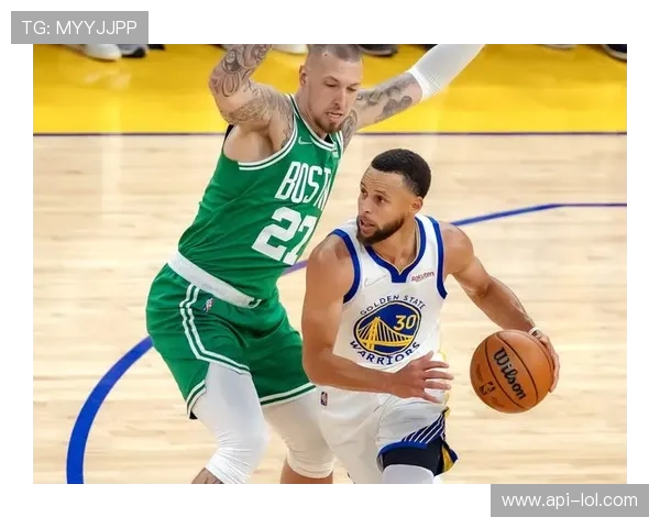 勇士主场对阵凯尔特人，库里复出首记三分命中瞬间